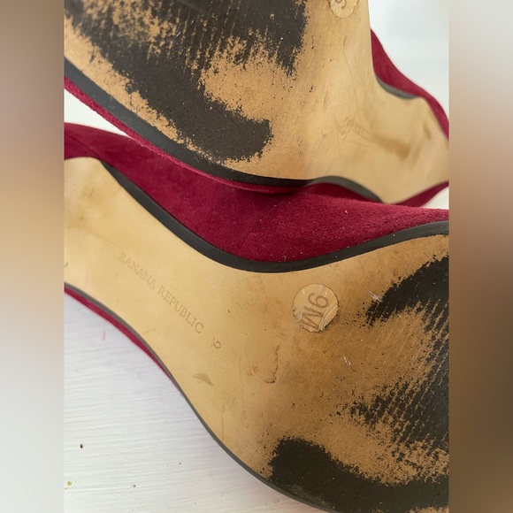 Banana Republic pointed toe suede pump / size 9 / mid height heel - Picture 5 of 5
